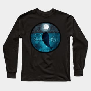 A whale in a blue sea kiss the moon Long Sleeve T-Shirt